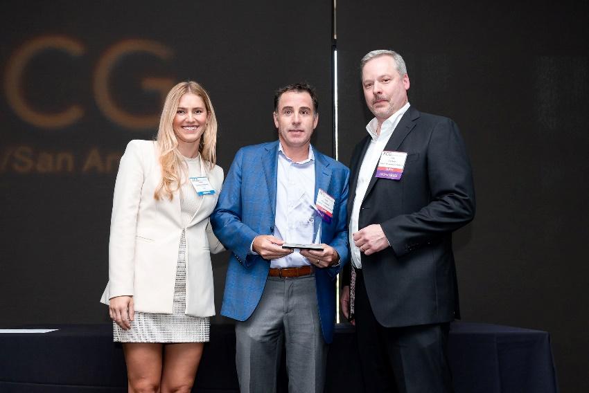 CDO Clayton Stanley, and John Lacy CHO of AmeriVet Accepting the ACG San Antonio/Austin 2023 Growth & Spotlight Award